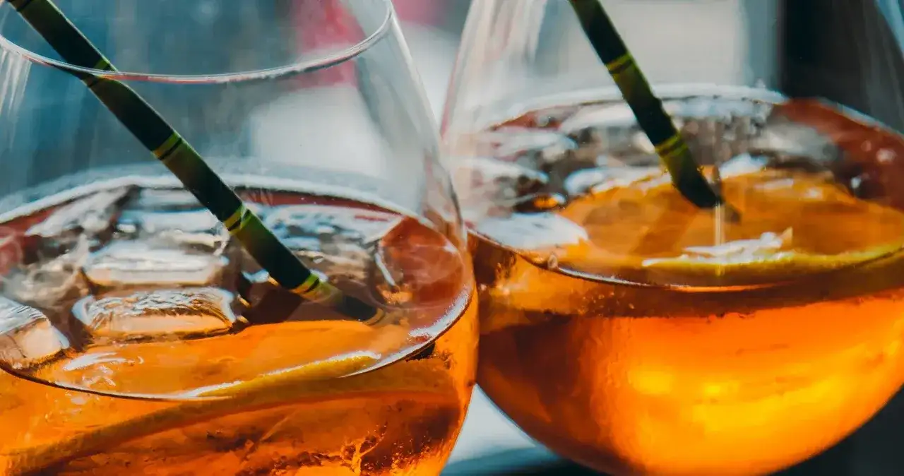 Ile kalorii mają drinki? Zaskakujące wartości, które musisz znać