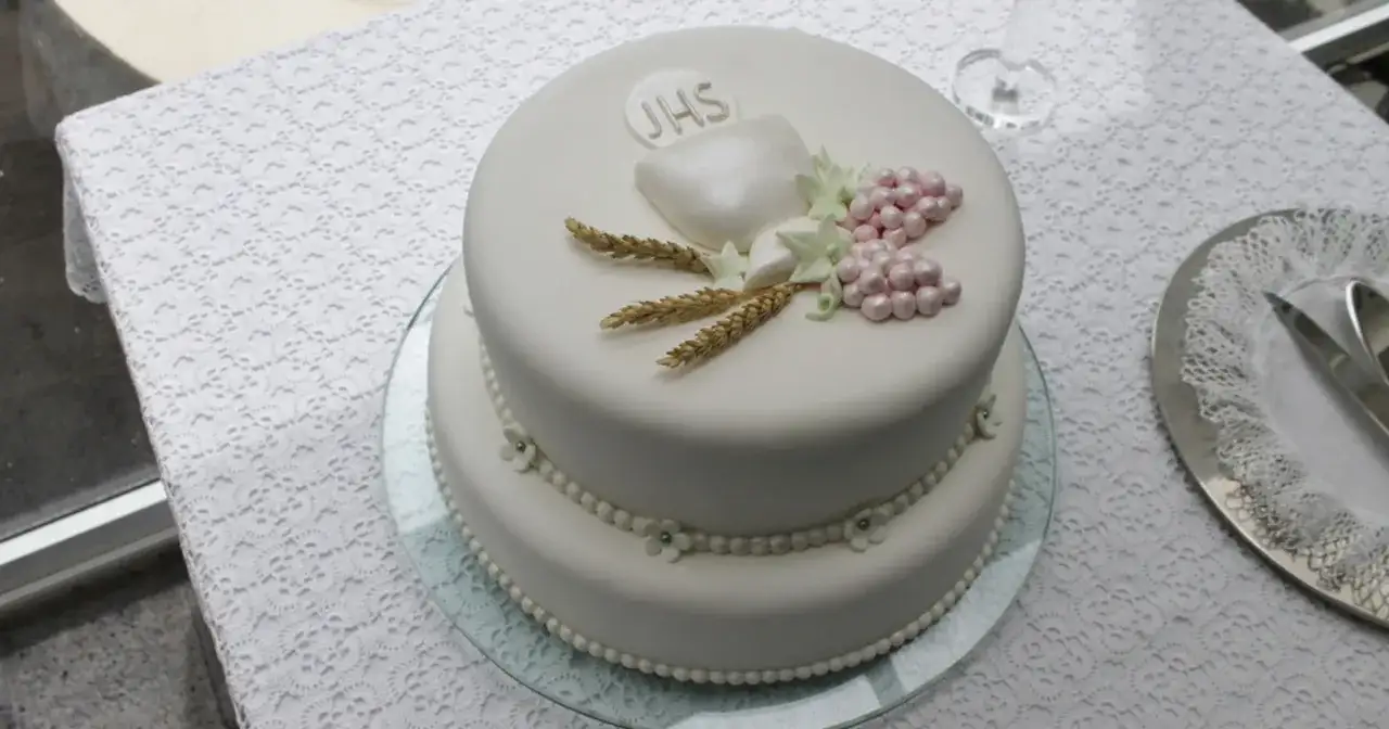 Komunia dla 20 osób: Ile ciasta i tortu? Obliczamy!