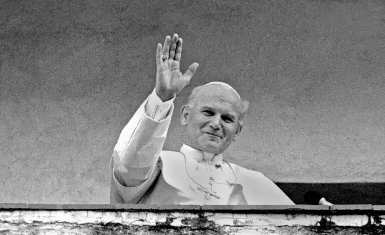 W którym roku zmarł Jan Paweł II? Odkryj ważne fakty o jego śmierci