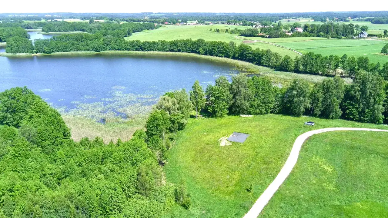 Działka nad jeziorem z linią brzegową Warmińsko-Mazurskie - idealne miejsce na relaks