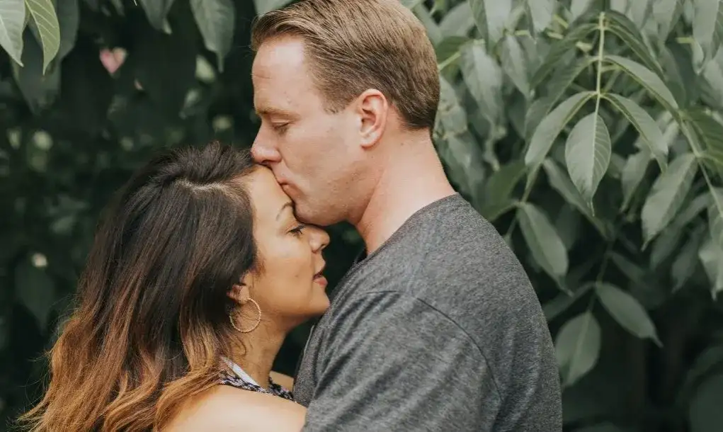 Psychiczne objawy zakochania: jak miłość wpływa na emocje i życie