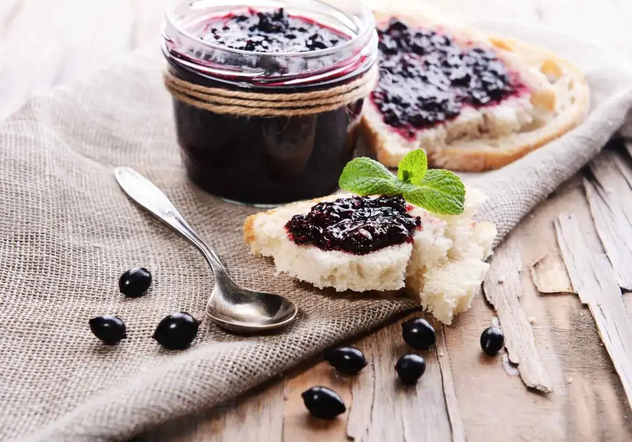 Jak zrobić dżem z czarnej porzeczki do tortu – sprawdzony przepis