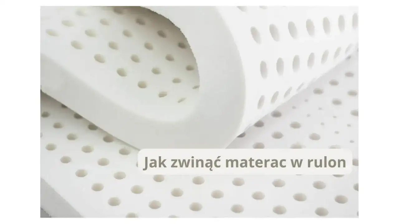 Biały, perforowany materiał materaca zwinięty w rulon. Czy materac może być zwinięty? Tak, ten materiał pokazuje, jak to zrobić.