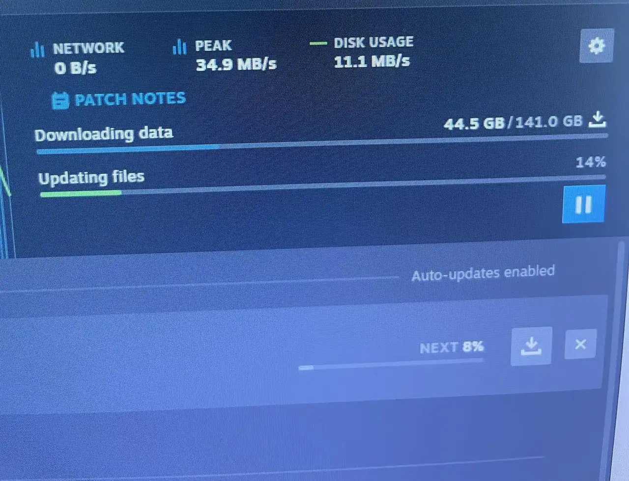 Sieć pobiera dane z prędkością 0 B/s, co może być powodem, dlaczego Steam wolno pobiera. Dysk jest obciążony w 11.1 MB/s.