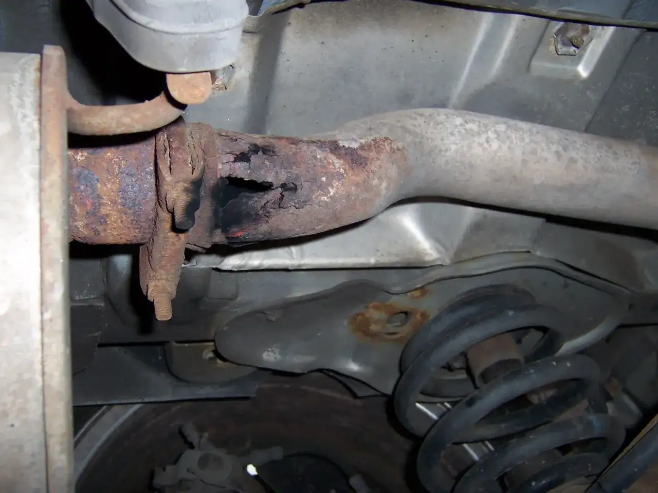 Warum eine durchgerostete Auspuffanlage sofort repariert werden muss