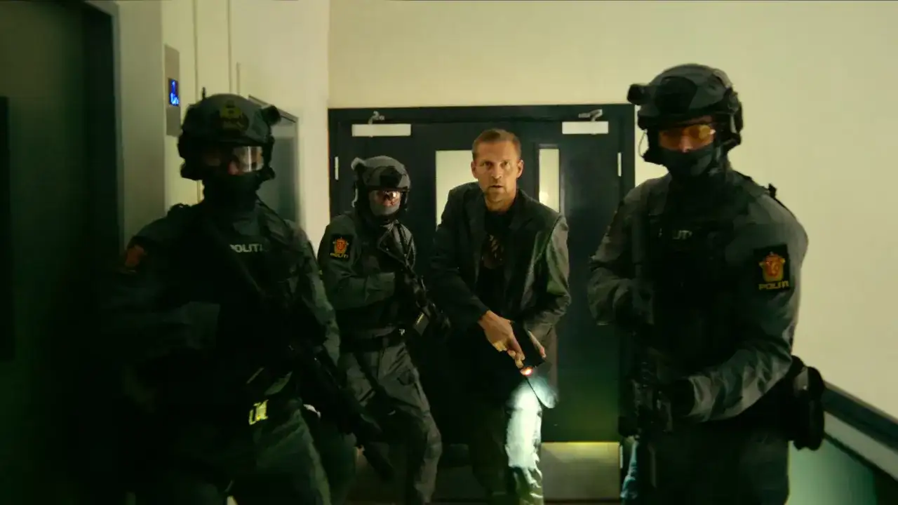 Akcja na korytarzu: uzbrojeni policjanci otaczają mężczyznę. Nowości na Netflixie w akcji!