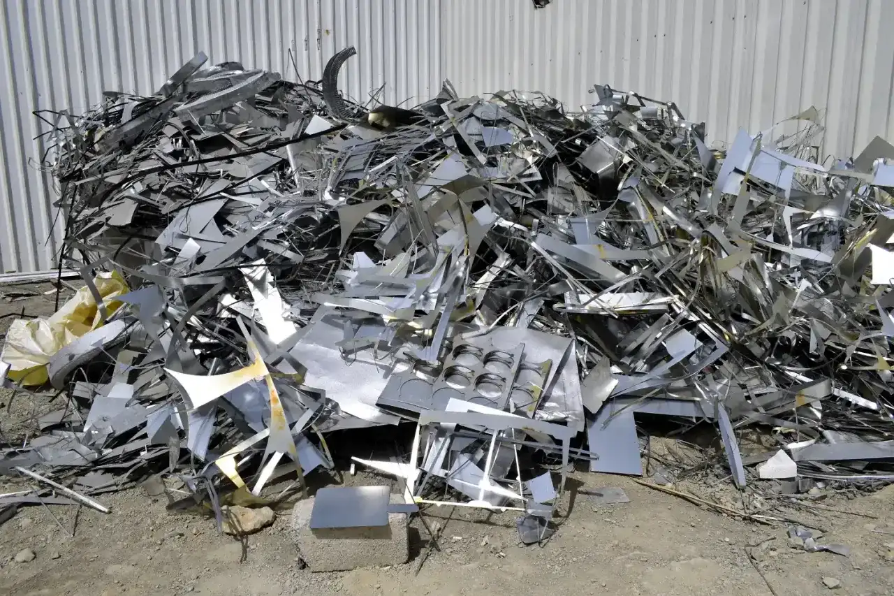 Góra poskręcanego metalowego złomu, pozostałość po procesie hutniczy ubytek.
