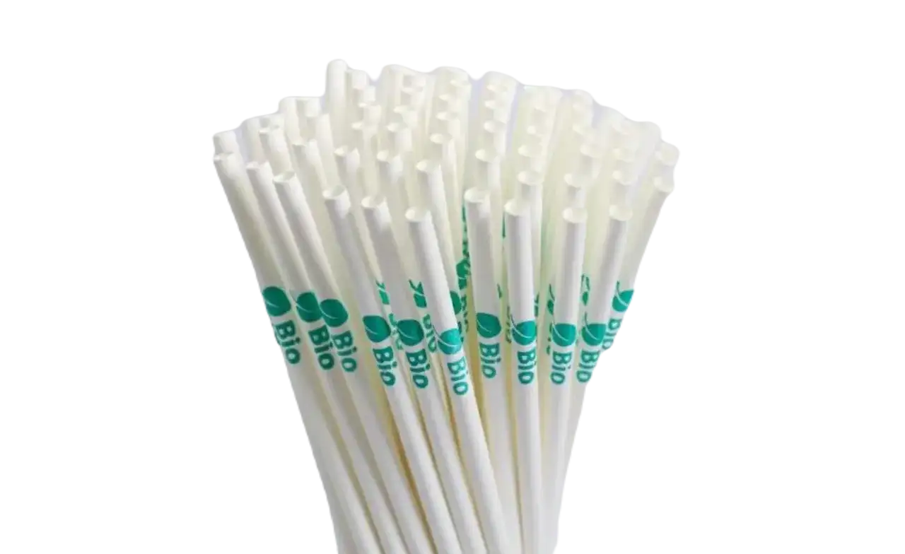Pęk białych słomek do napojów z zielonym logo "Bio".