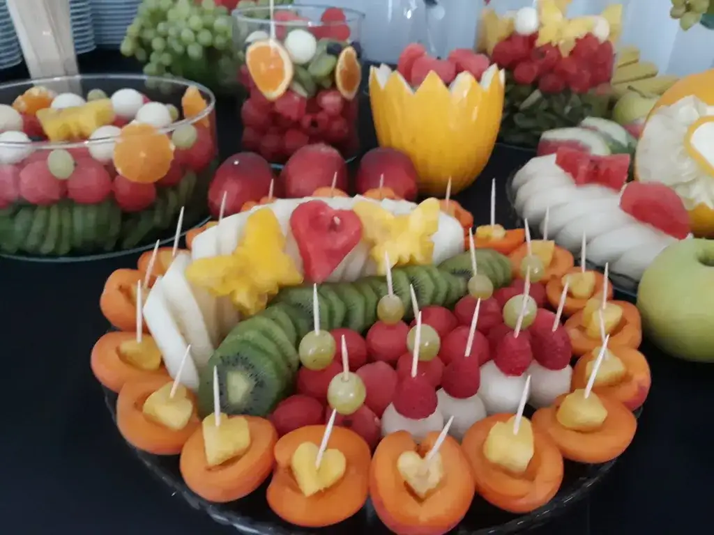 Co podać na stół dla gości, by zachwycić ich smakiem i wyglądem