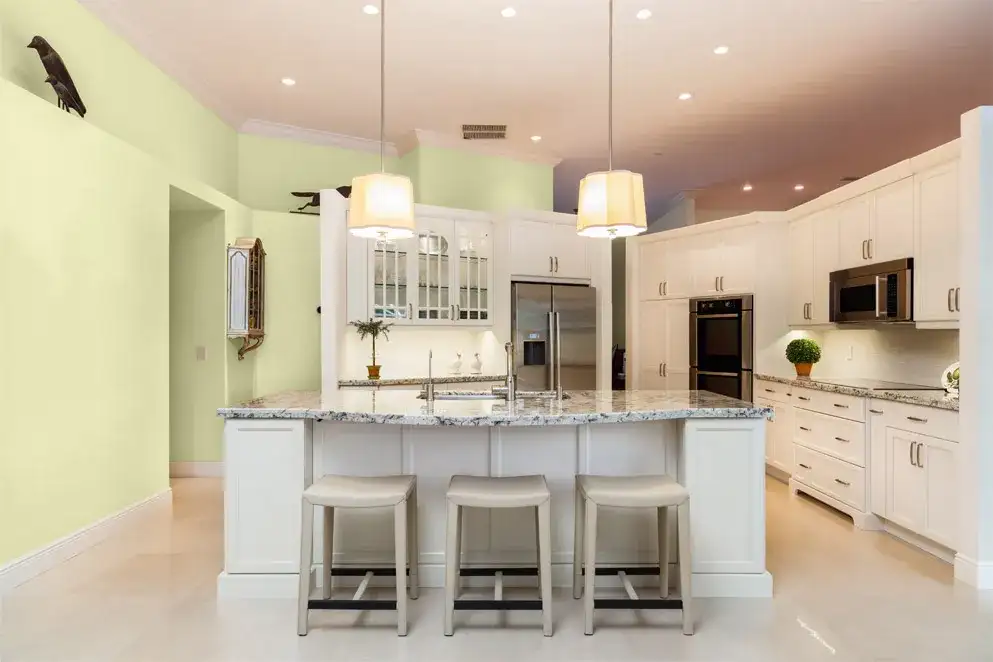 Jakie kolory ścian do białych mebli w kuchni, aby uniknąć błędów?