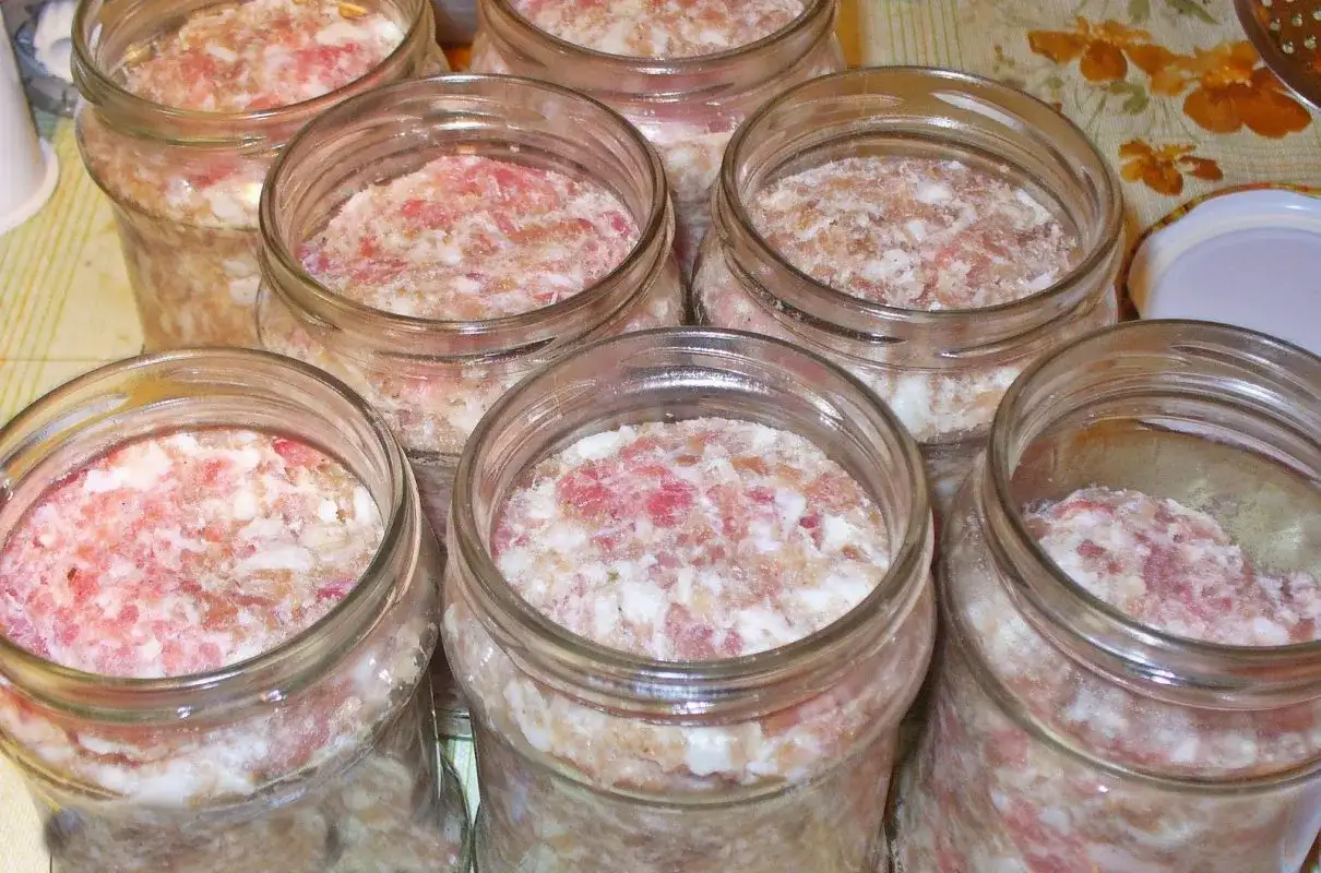 Jak zrobić domową kiełbasę w słoikach? Przepis na lata!