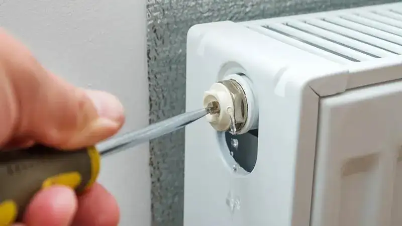 Jak odpowietrzyć grzejniki w bloku na ostatnim piętrze bez problemów