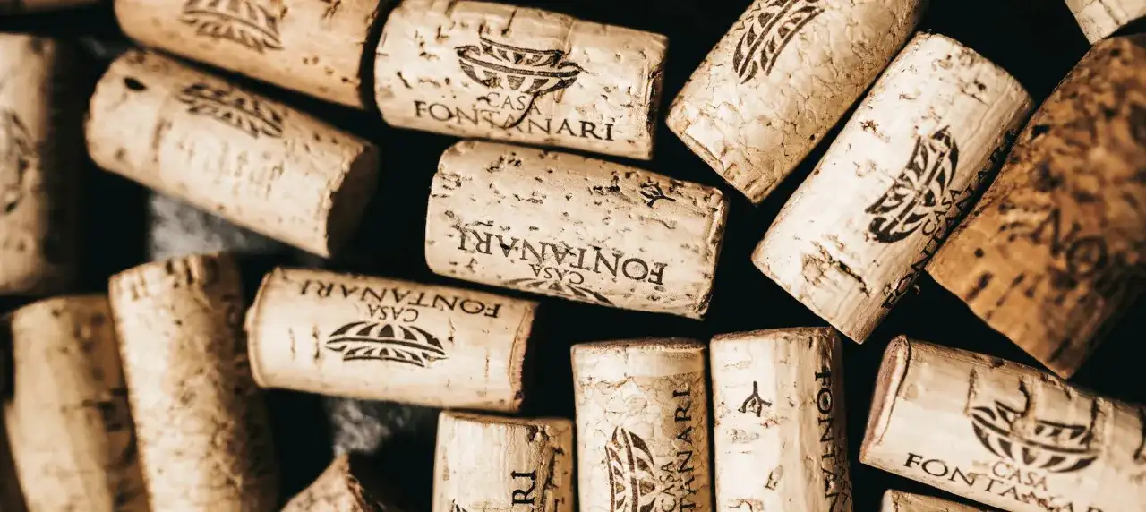 Korki do wina Casa Fontanari. Czy warto kupować wino z nakrętką zamiast korka? Mity a fakty.