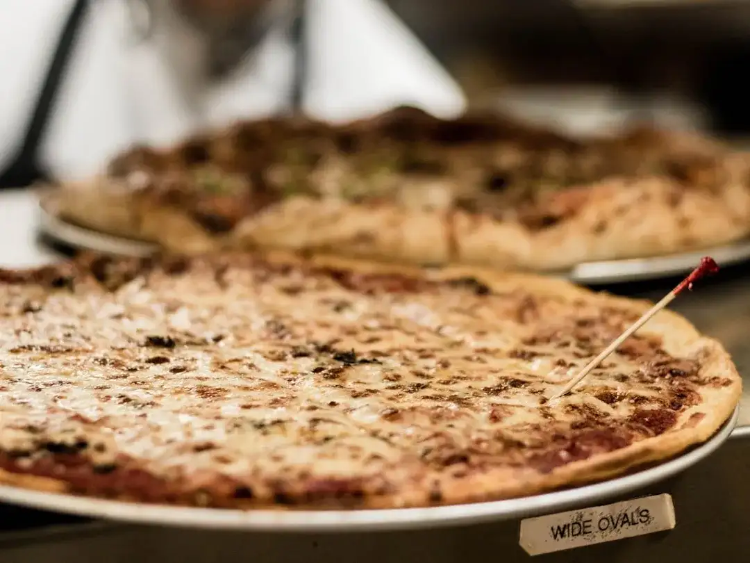 Ile kalorii ma pizza margherita? Zaskakujące różnice w kaloryczności