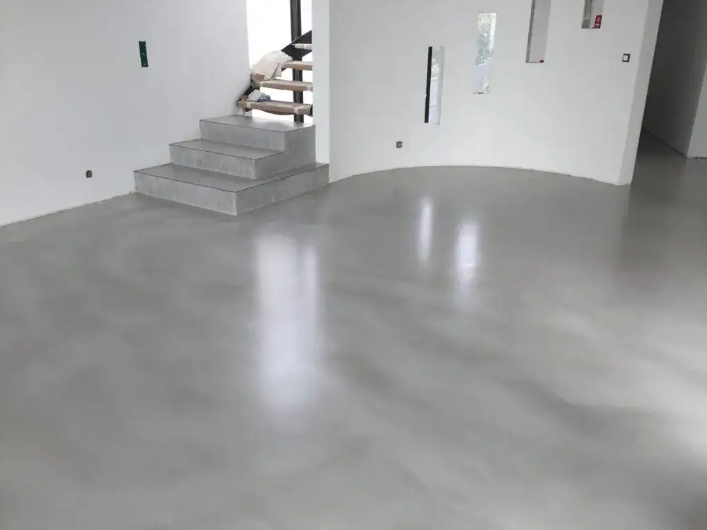 Prix du béton ciré au m2 : évitez les surprises avec ces tarifs clés