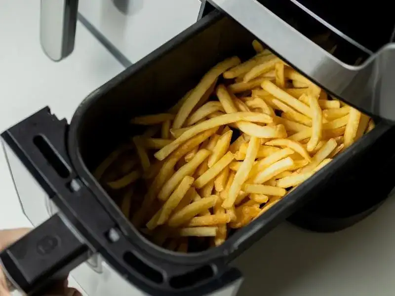 Czy we frytkownicy beztłuszczowej można zrobić frytki z surowych ziemniaków? Sprawdź, jak to zrobić!