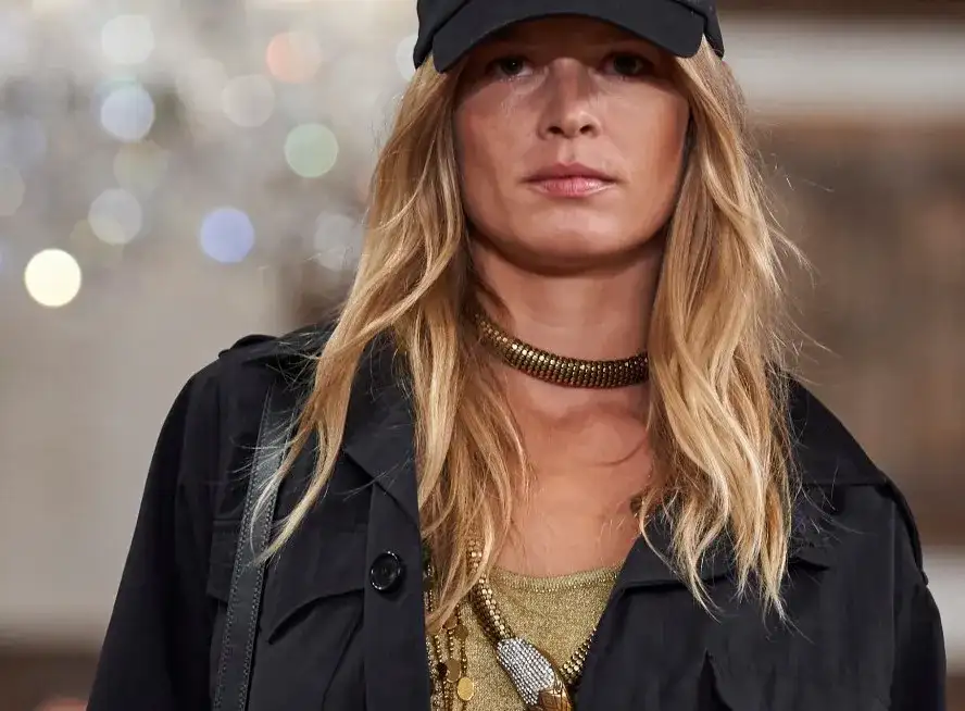 Czapka z daszkiem: Jak nosić? Stylowe inspiracje i porady