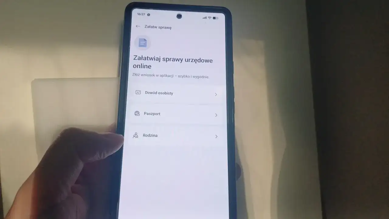 Aplikacja mobilna ułatwia załatwianie spraw urzędowych. W sekcji "Rodzina" znajdziesz informacje, co jest potrzebne do zameldowania dziecka.