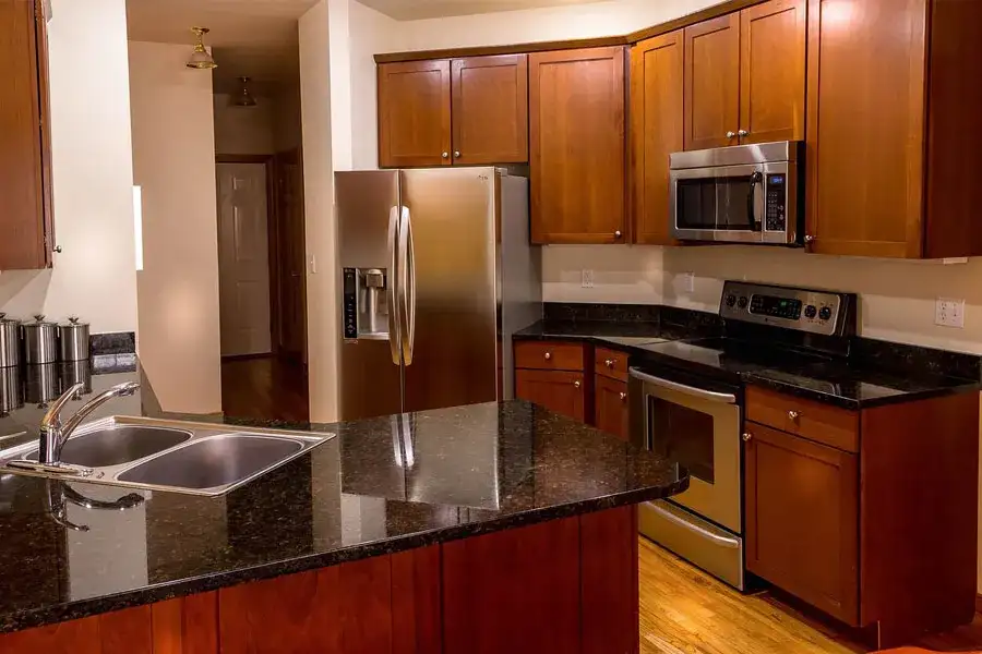 Gdzie postawić lodówkę w kuchni? 5 porad dla optymalnej aranżacji