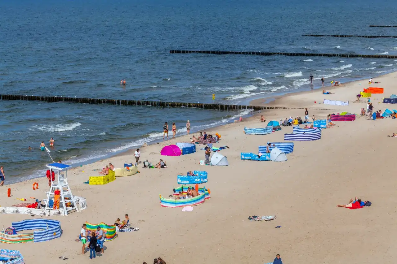 Gdzie najcieplejsza woda w Bałtyku? Odkryj najlepsze miejsca na lato
