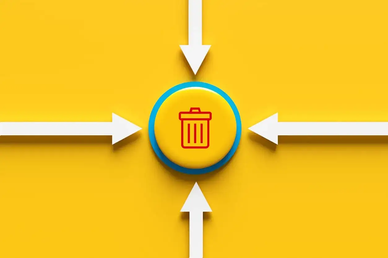 Ikony kosza na śmieci na żółtym tle, otoczone białymi strzałkami wskazującymi na nią. Symbolizuje to, jak wyłączyć Marketplace Facebook.