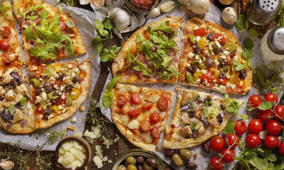 Dodatki do pizzy: Klasyki i zaskakujące połączenia na Twój stół