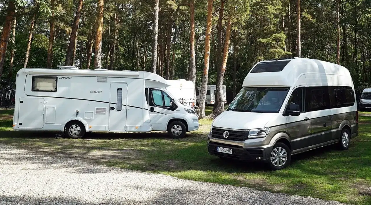 Prawo jazdy na kampera: B, C1, C? Sprawdź DMC i jedź legalnie!