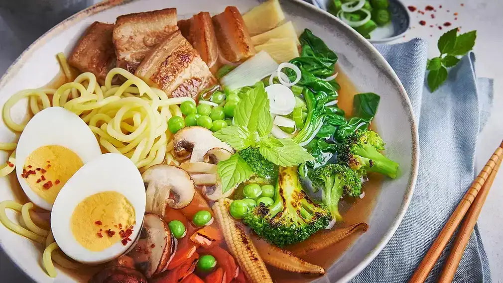 Jak gotować makaron ramen, aby uniknąć sklejania i uzyskać smak