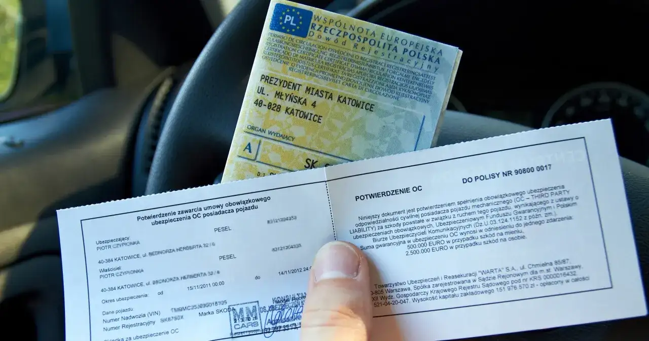 Dowód rejestracyjny i potwierdzenie OC w samochodzie. Brak ważnego OC to wysokie kary, nawet 5000 zł.