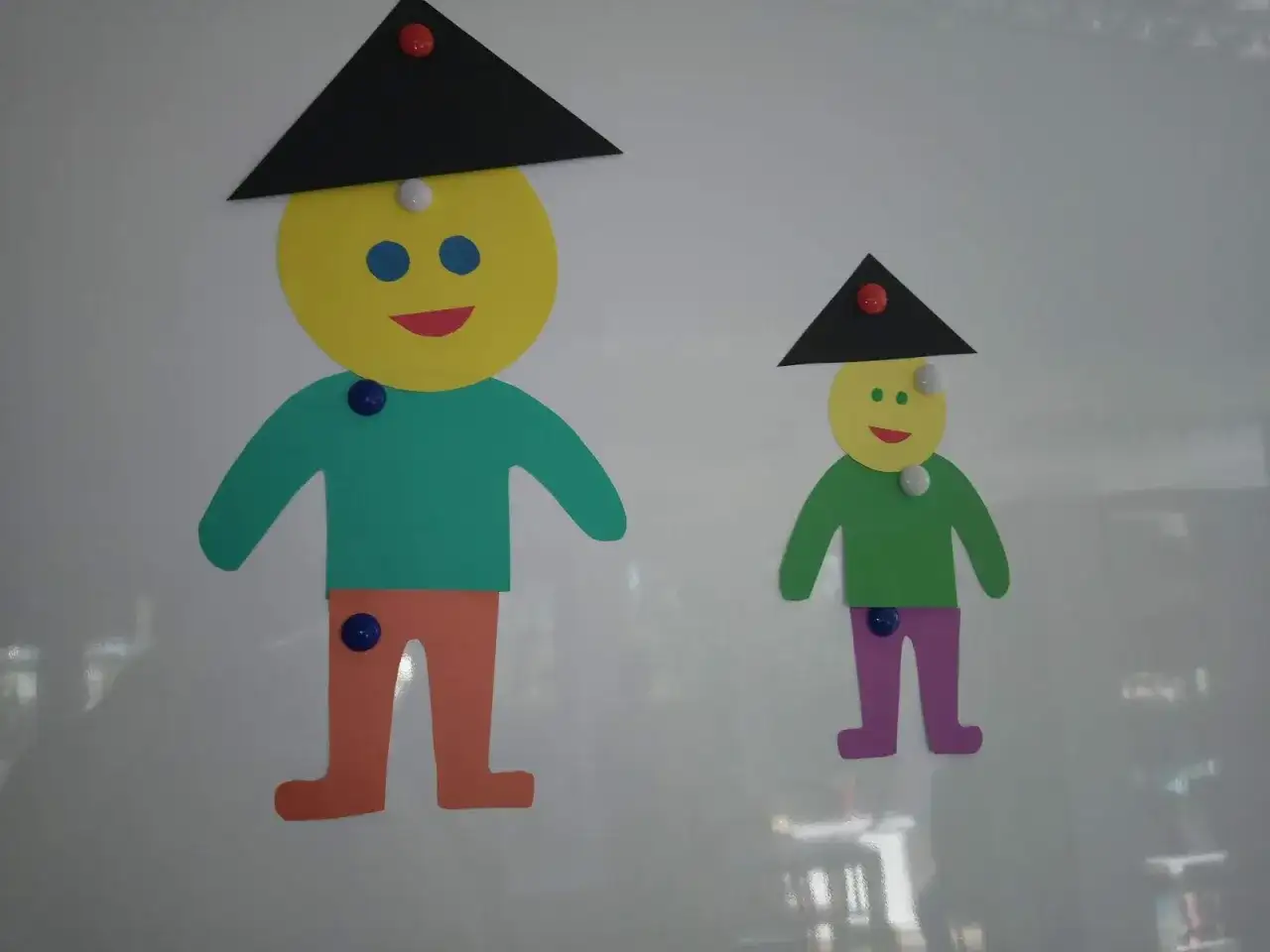 Tańcowały dwa Michały, jeden duży, drugi mały, z papieru wycięte, wesoło się bawią.