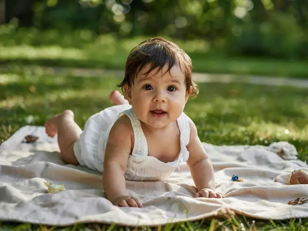 Jak ubrać 4 miesięczne dziecko latem: 8 sprawdzonych zasad dla rodziców