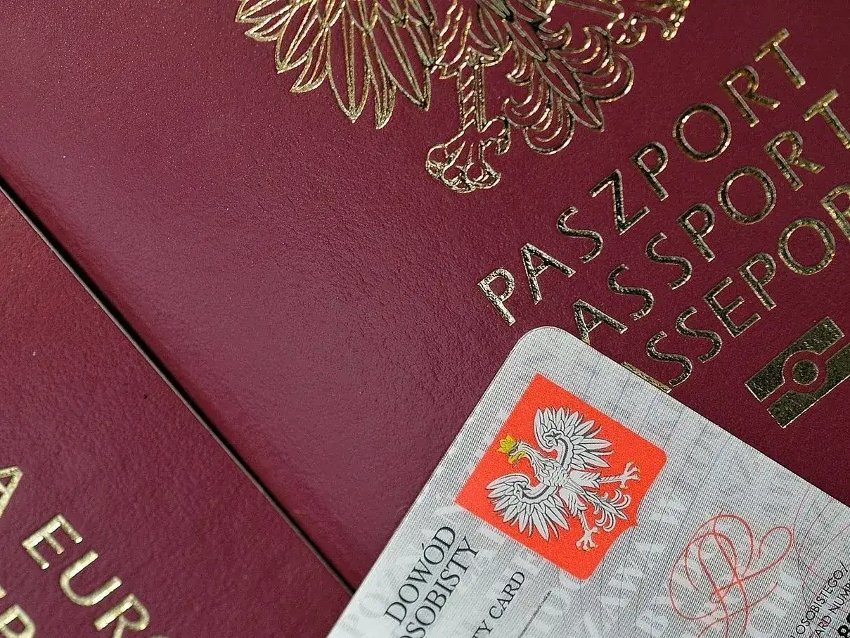 Polski paszport i dowód osobisty. Dokumenty te są potrzebne do podróży do krajów spoza strefy Schengen.
