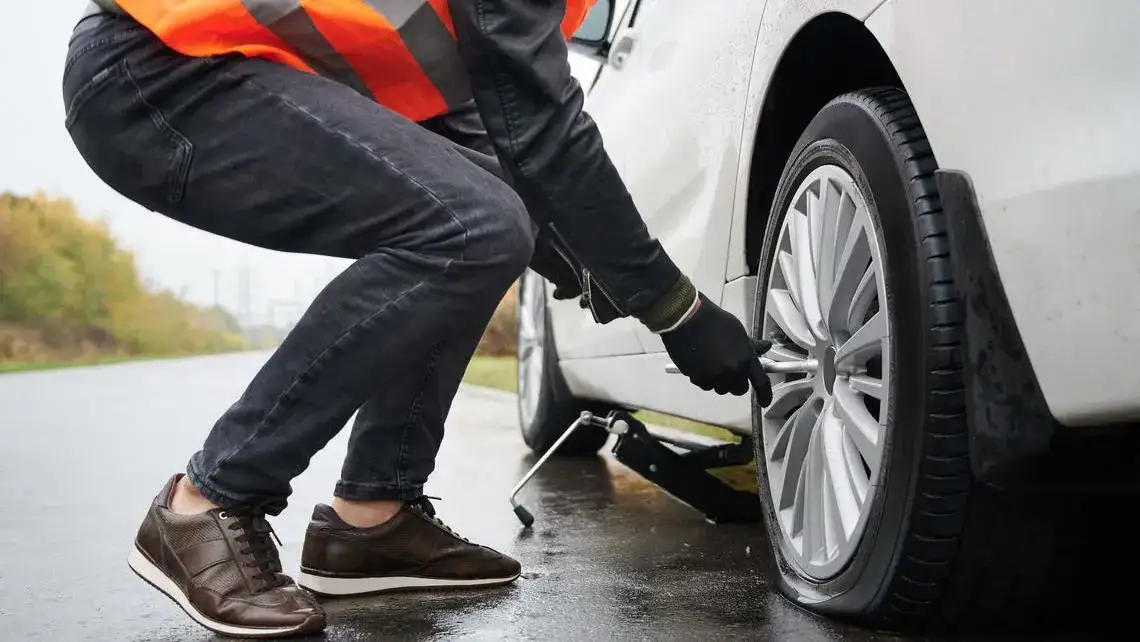 Jak zamocować koło zapasowe? Bezpieczne sposoby i porady