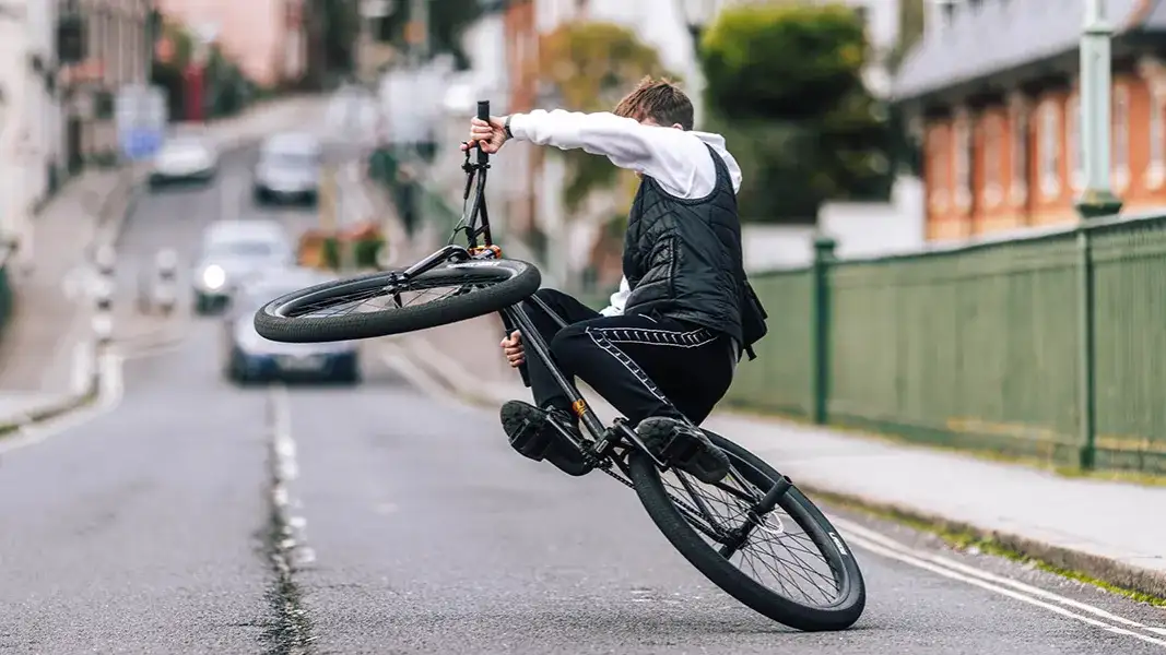 Czy jazda na jednym kole rowerem jest legalna? Sprawdź, co grozi