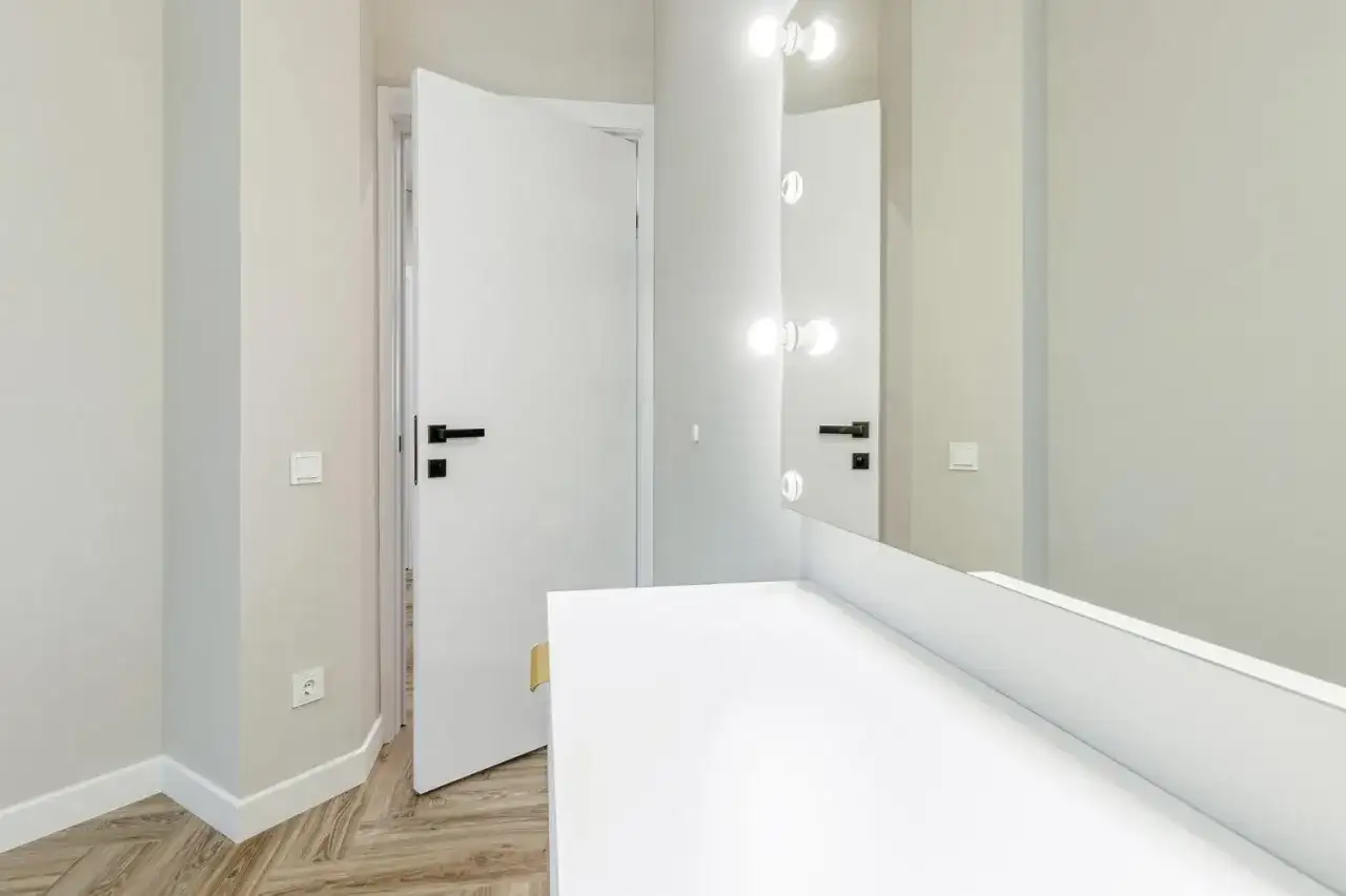 Jakie drzwi do łazienki w bloku wybrać: praktyczny poradnik budowlany