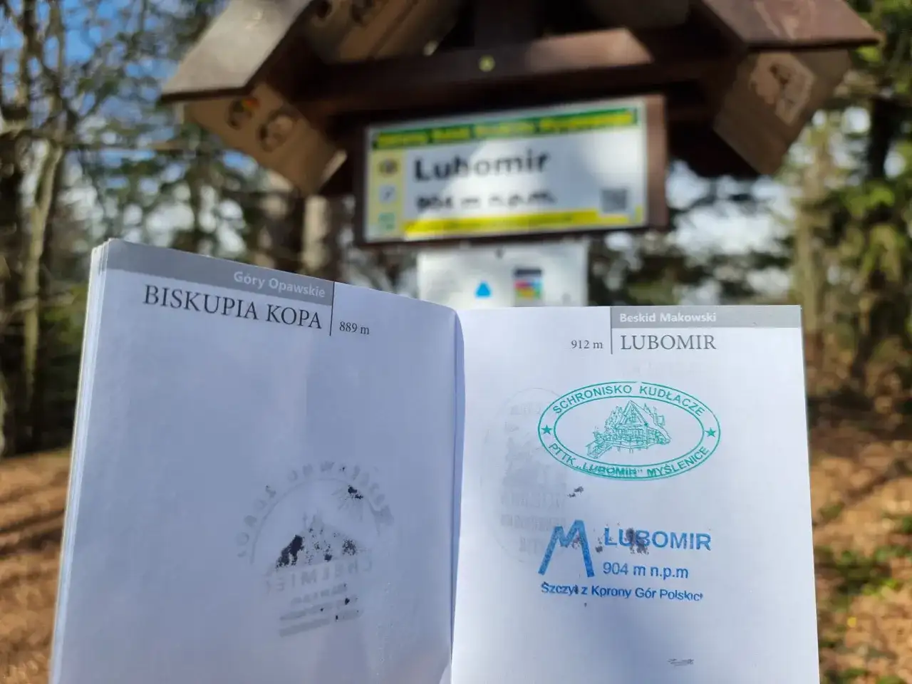 Na szczycie Lubomir, w Beskidzie Makowskim, z pieczątką potwierdzającą zdobycie Korony Gór Polskich.