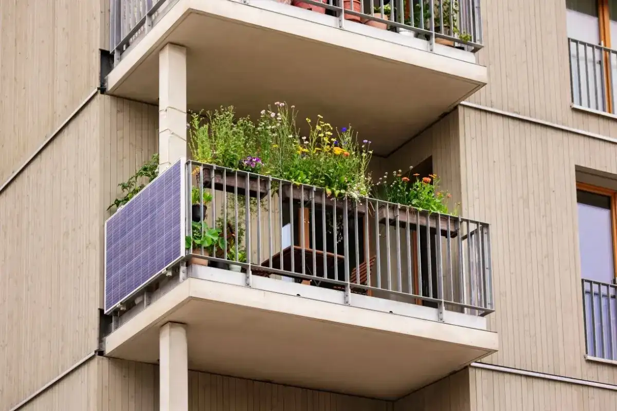 Zabudowa balkonu w bloku: Poradnik prawny, koszty i inspiracje