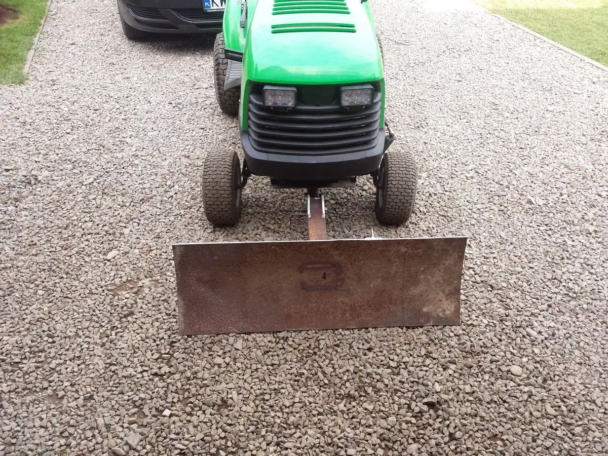 Jak zamontować pług do traktorka kosiarki - proste kroki i porady