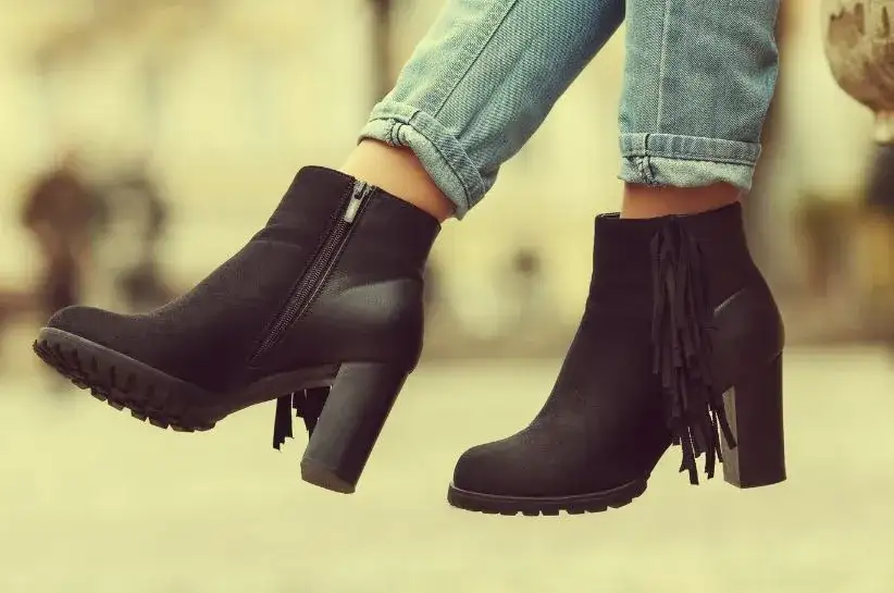 Jak nosić botki na obcasie, aby wyglądać stylowo i uniknąć błędów