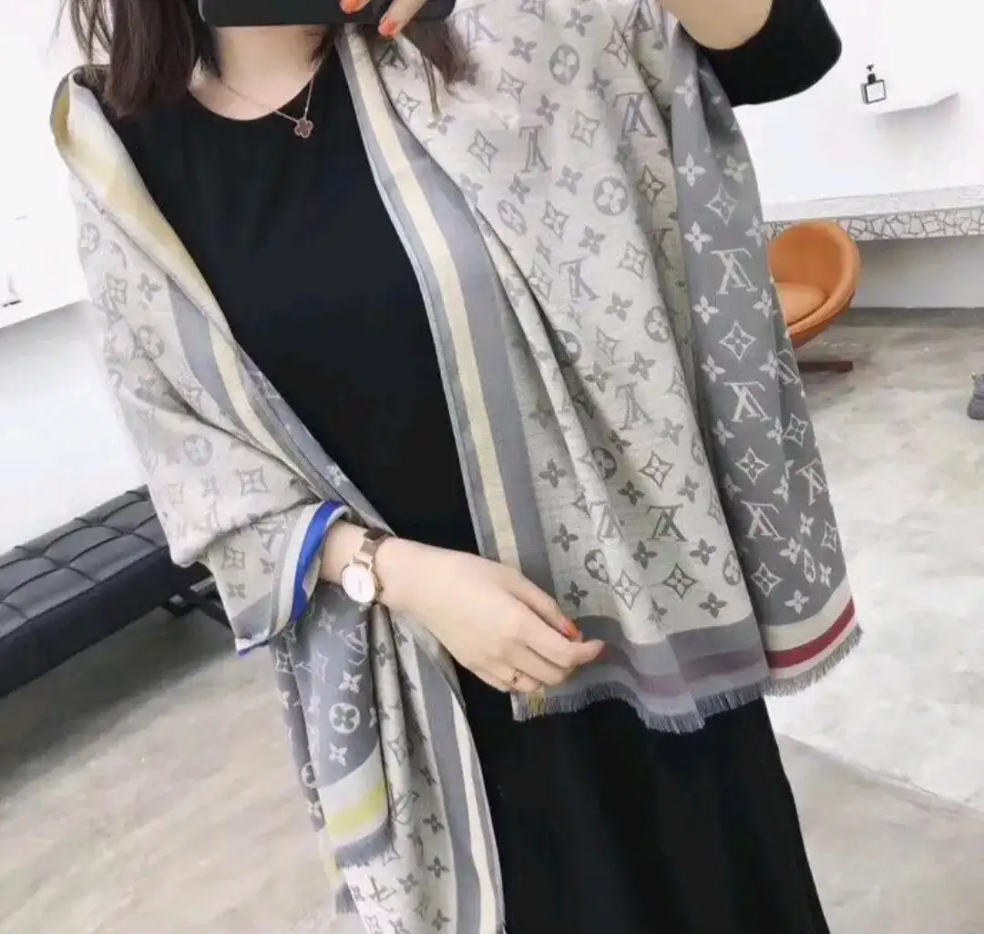 Ile kosztuje szalik Louis Vuitton? Ceny i modele, które zaskakują