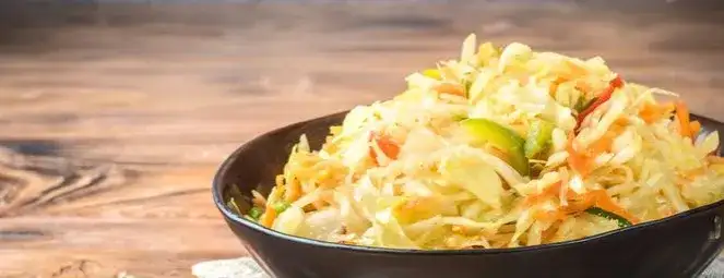 Prosta surówka z kiszonej kapusty, która wzbogaci każdy posiłek