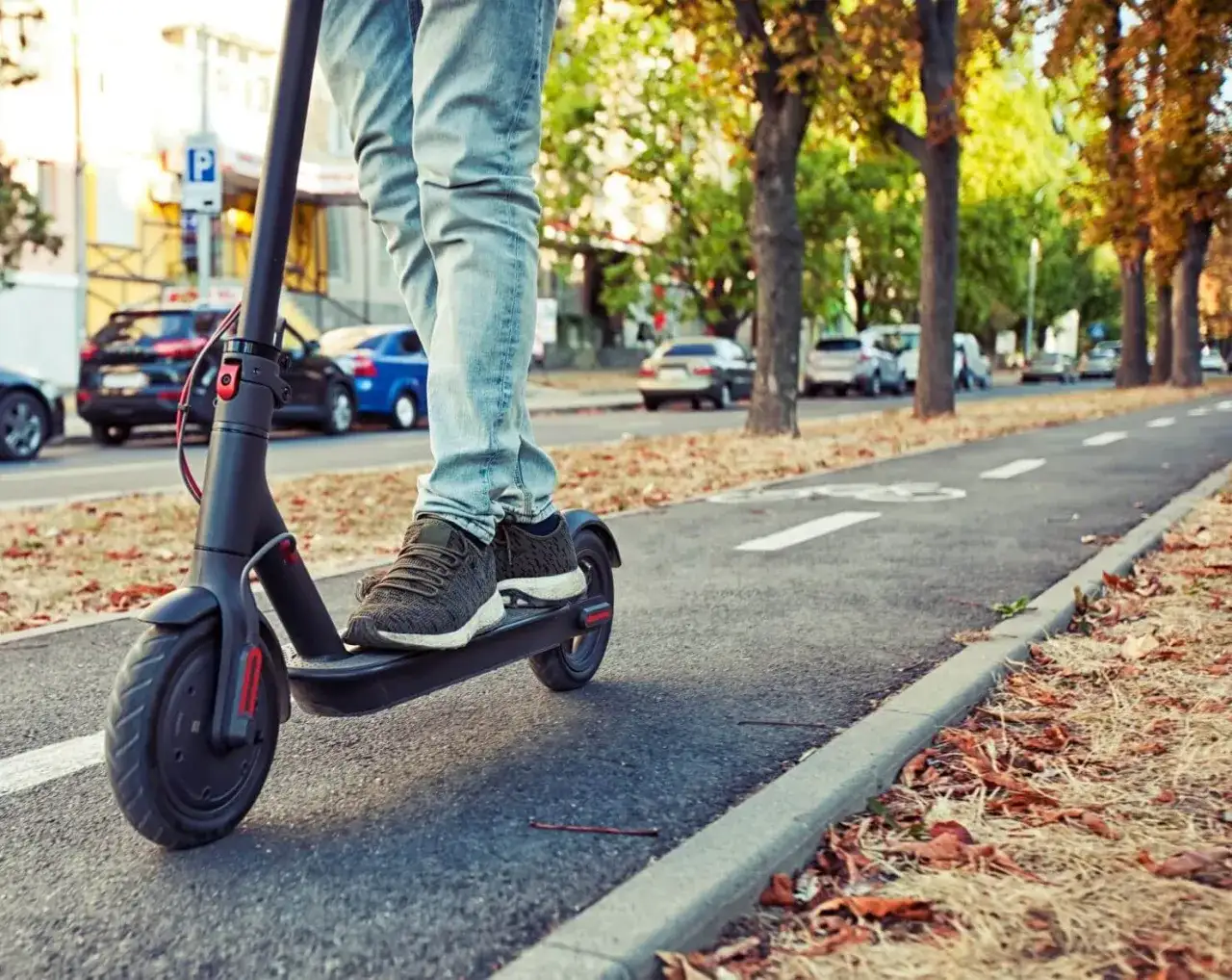 Hulajnoga elektryczna po chodniku: Kiedy wolno i za ile mandat?