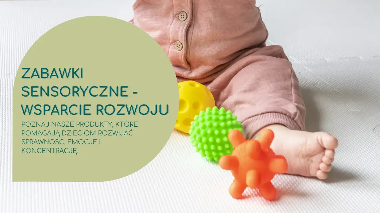 Niemowlę bawi się kolorowymi piłeczkami sensorycznymi.
