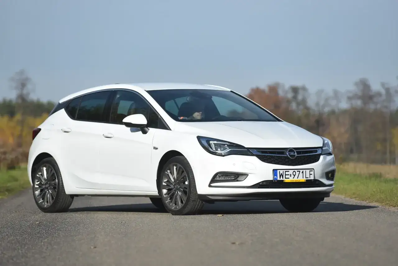 Opel Astra K pojemność baku - co warto wiedzieć o tankowaniu?