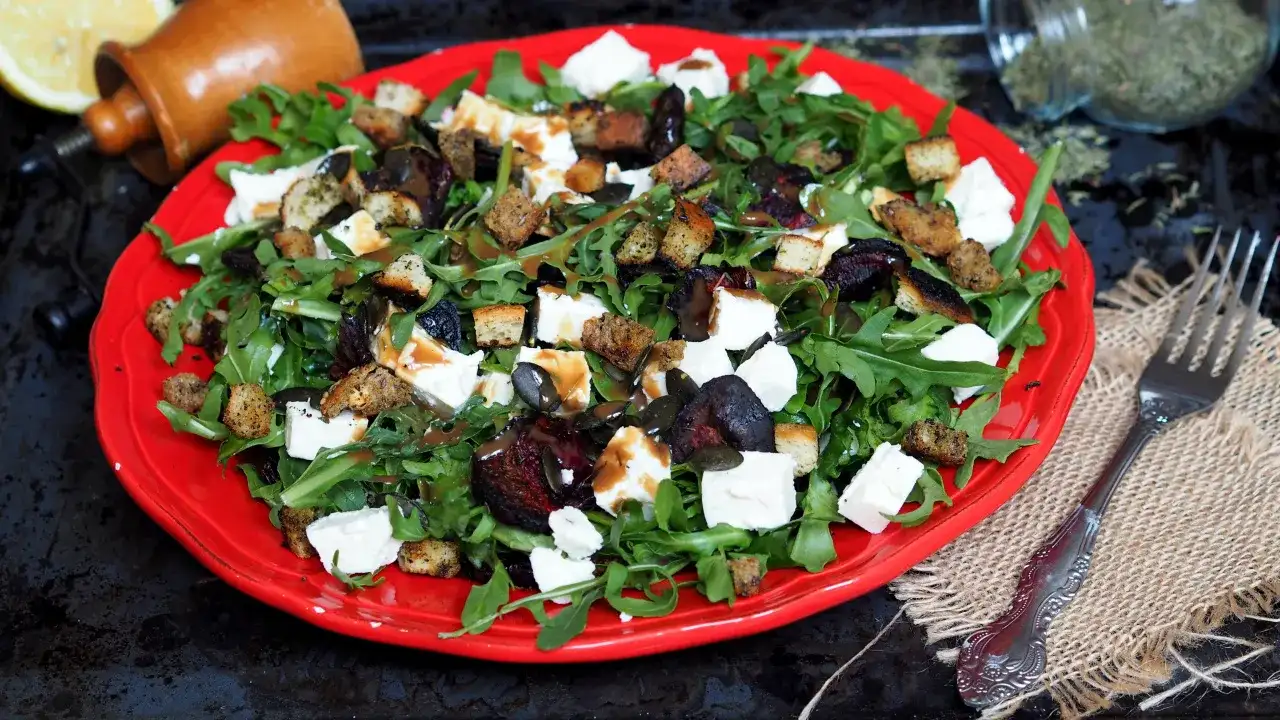 Jak osiągnąć kulinarną harmonię sałatki z pieczonym burakiem i fetą?