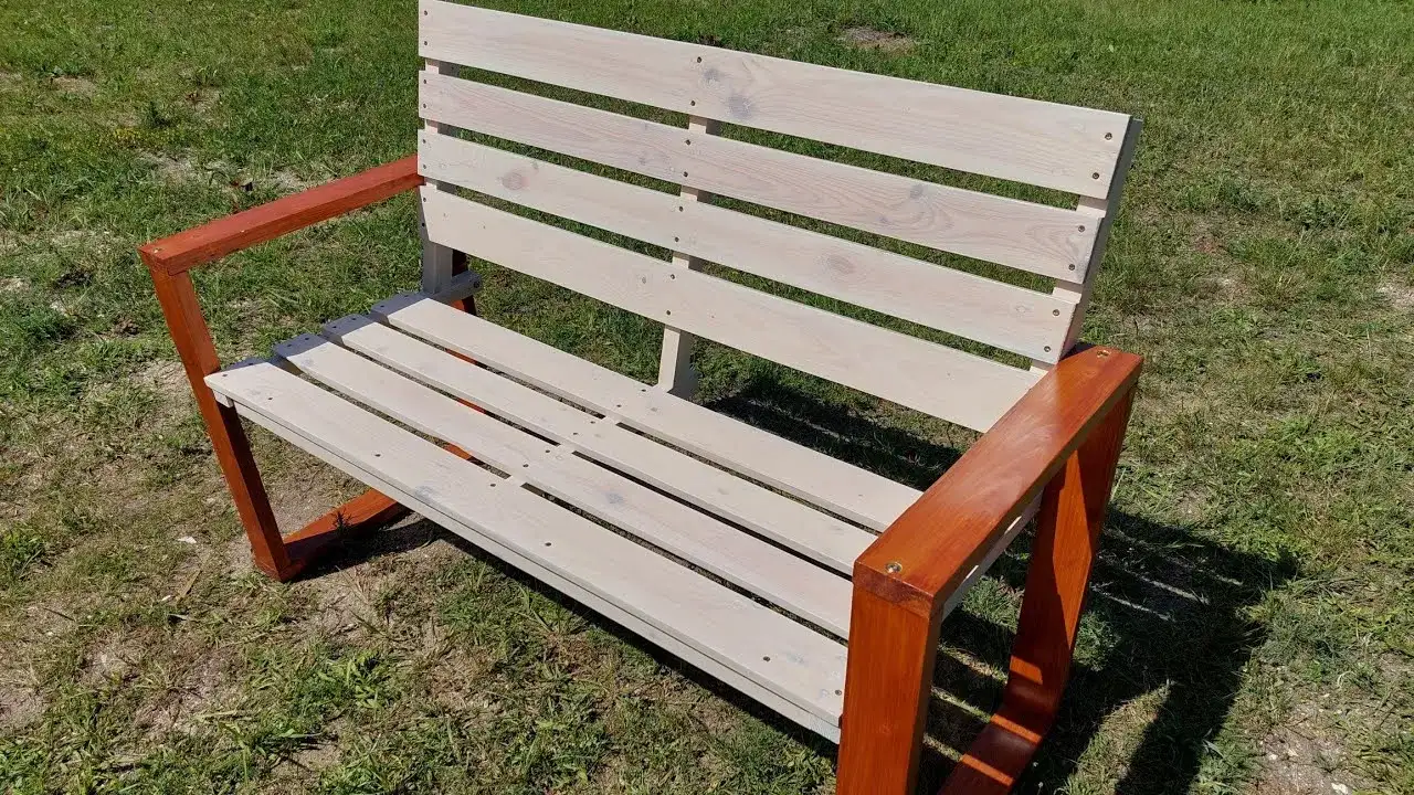Ławka z palet DIY: Zbuduj ją sam, oszczędź i zachwyć ogrodem!