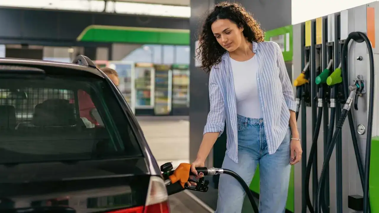 Wann ist der kraftstoff am günstigsten? Die besten Zeiten zum Tanken