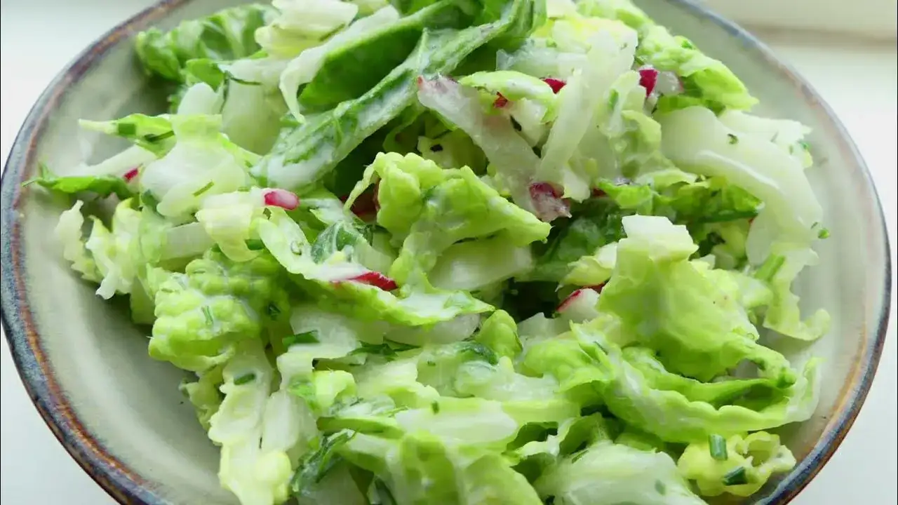 Surówka z kapusty pekińskiej jak u chińczyka - idealny przepis na sałatkę