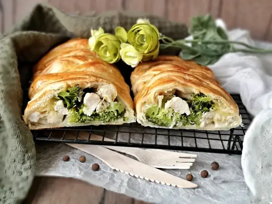 Ciasto francuskie z brokułem - Pyszne przepisy na przekąski