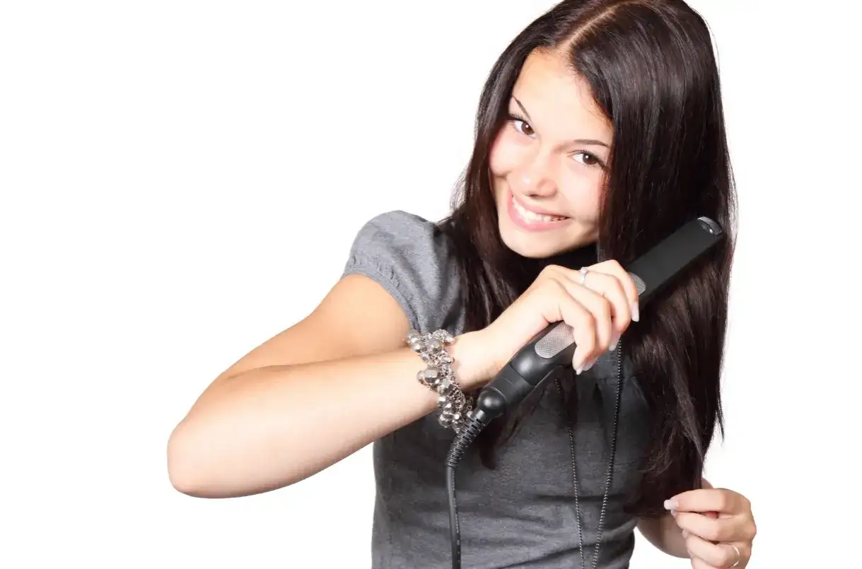 Prostownica na mokre włosy: Zniszczenie czy ratunek? Ekspert radzi